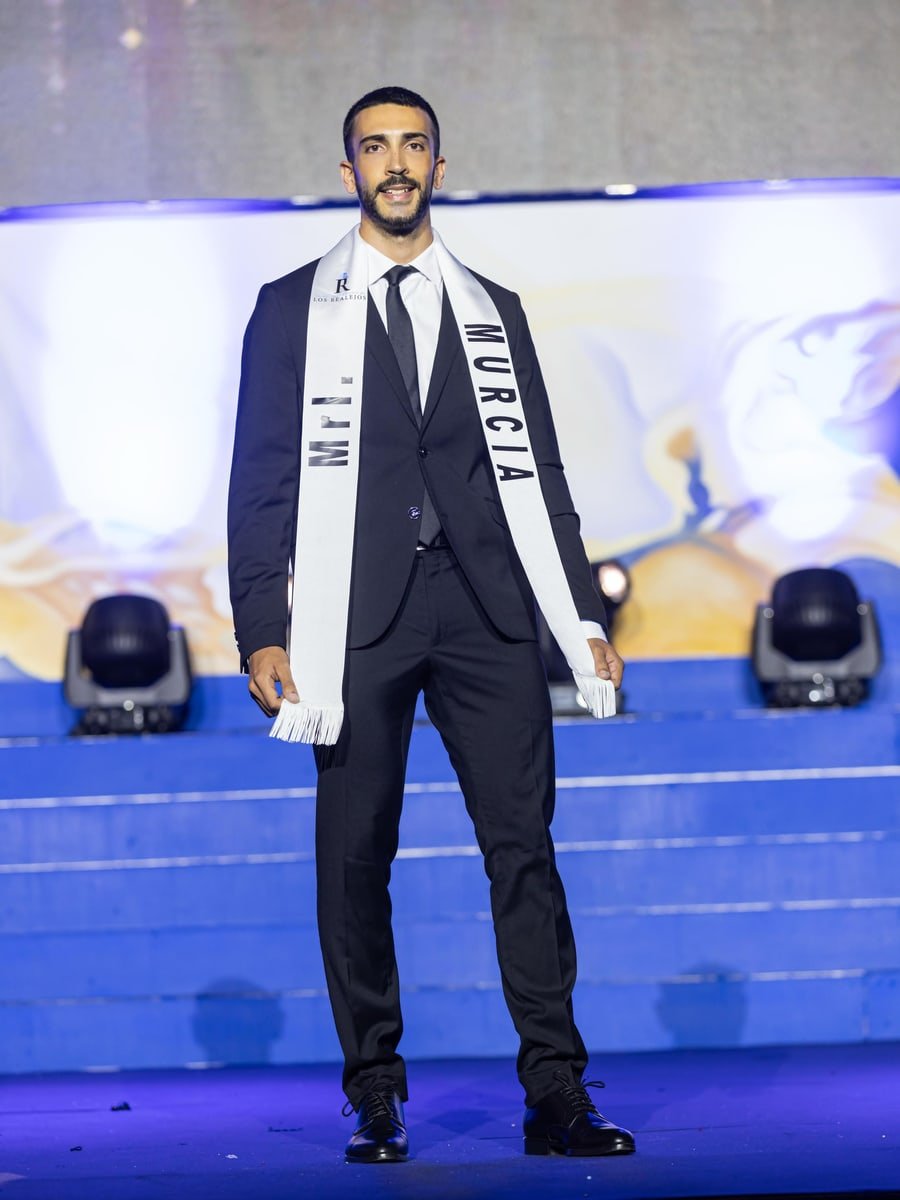 Fran Martínez con traje y banda de Murcia en la gala de Mister España 2025